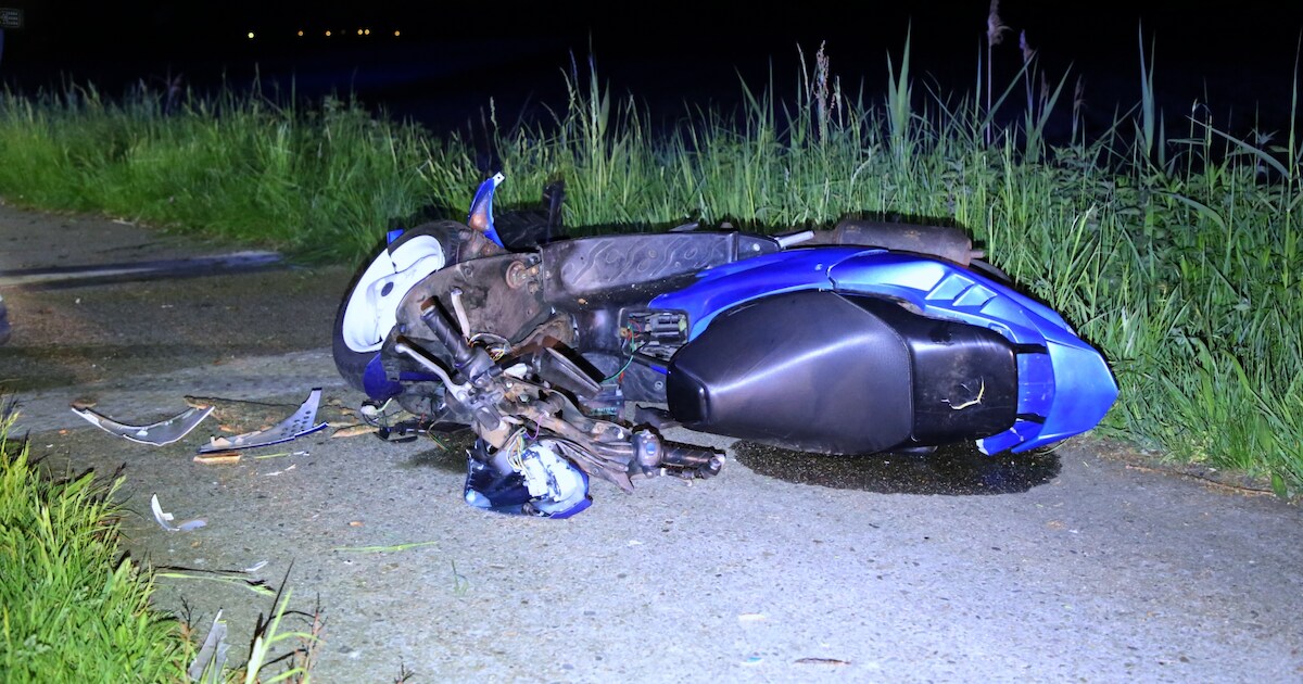 Scooterrijder botst vrijdagnacht op boom in Reusel en moet naar het ziekenhuis