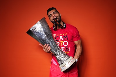 Voormalig PSV’er wil weg uit Abu Dhabi, maar mist noodpas­poort voor dochter: ‘Kan iemand in Nederla