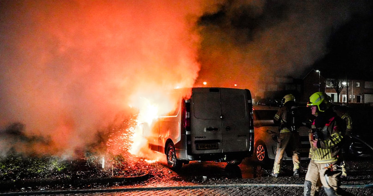 Bestelbus brandt uit in Waalwijk: tweede auto zwaar beschadigd, lantaarnpaal deels gesmolten