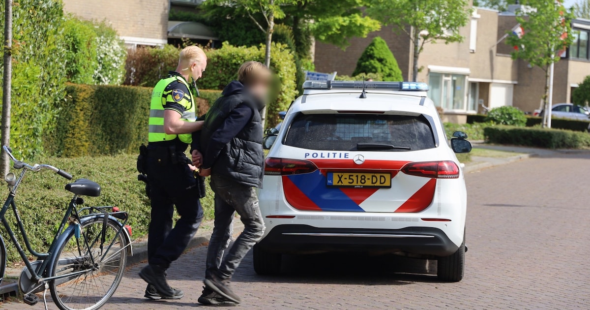 Jonge scooterrijder wil vluchten na botsing in Uden, politie ontdekt later opvallende tekst op kente