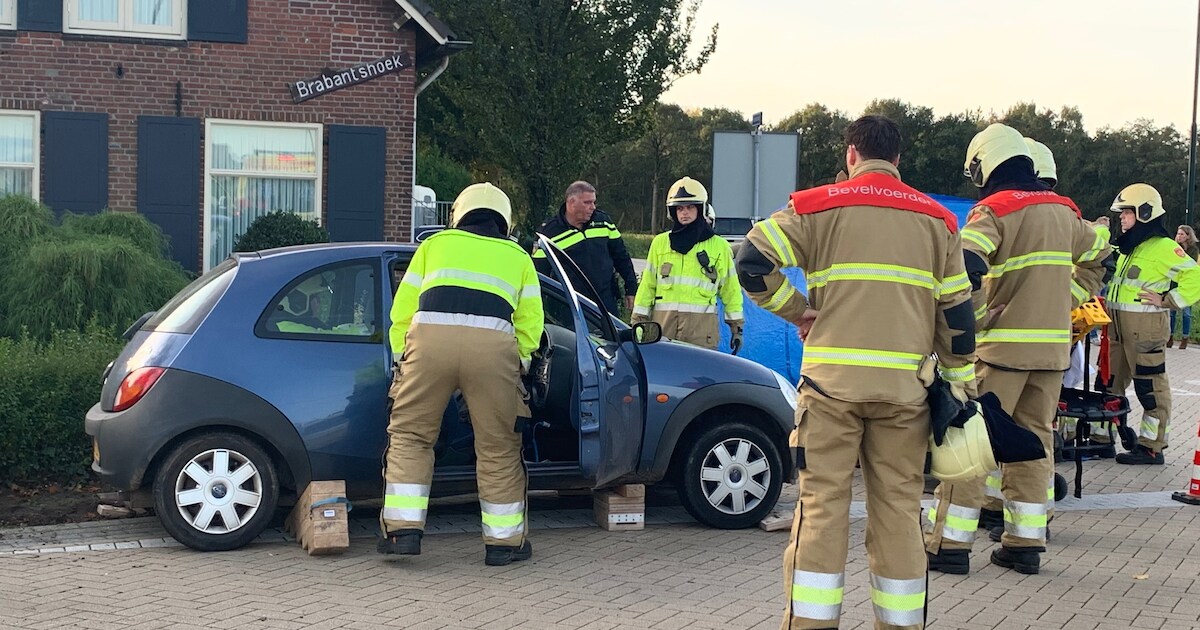 Automobiliste gewond naar ziekenhuis na aanrijding met andere auto in Biezenmortel