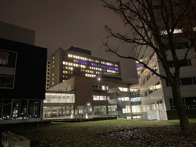 Couveuseafdeling Catharinaziekenhuis kleurt paars als aandacht voor Wereld Prematurendag