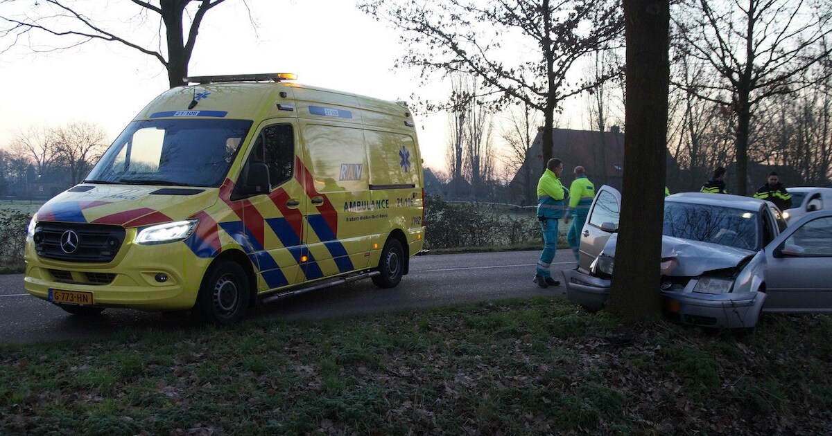 Auto tegen boom in Heesbeen