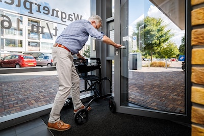 Bewoners stuntelen al maanden met rollators bij deur van Tilburgse flat: ‘Potverdomme, wat gaat dit moeilijk’