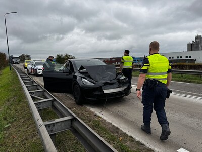 Automobilist botst achter op vrachtwagen op N279 bij Veghel, truckchauffeur rijdt door na ongeval