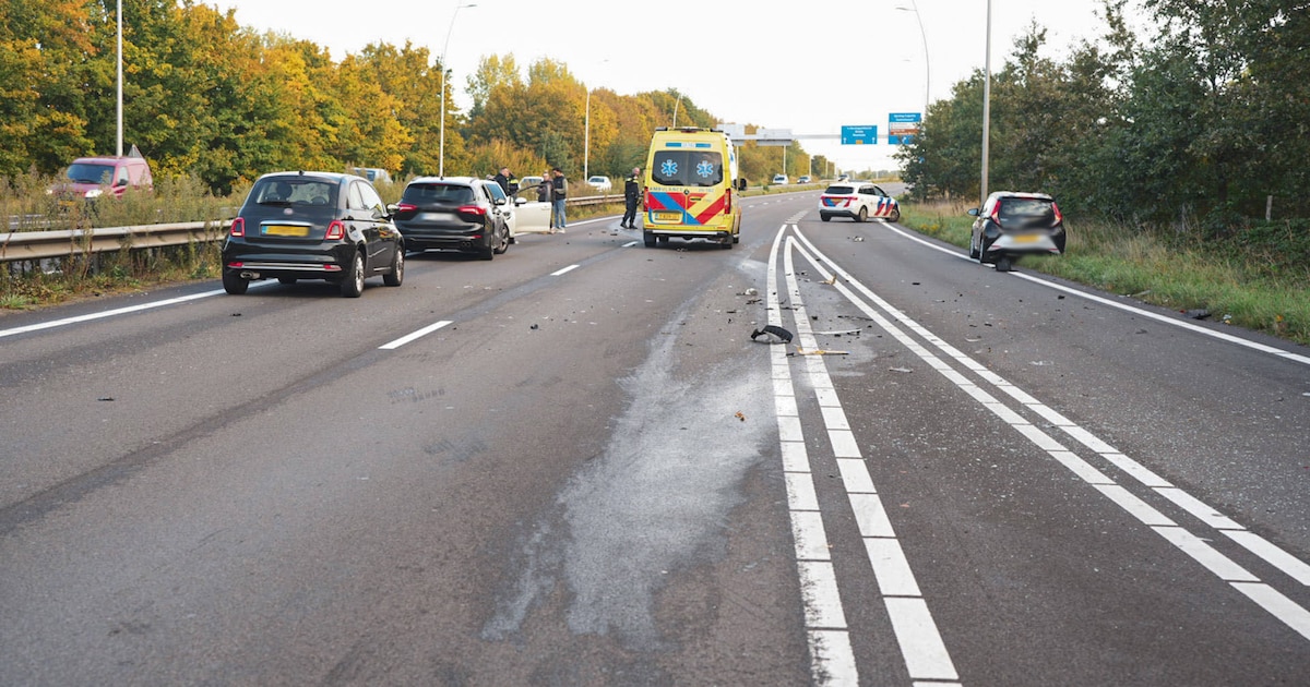 Auto valt stil op rijbaan: twee gewonden bij botsing op Midden-Brabantweg in Kaatsheuvel.