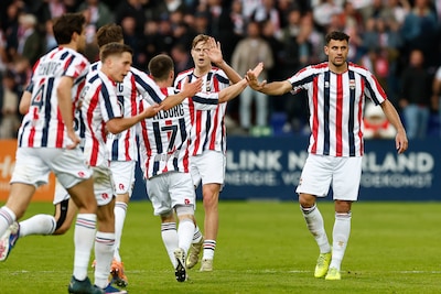 LIVE | Trainer John Stegeman voert twee wissels door in basiself Willem II, 7500 man onderweg naar P1