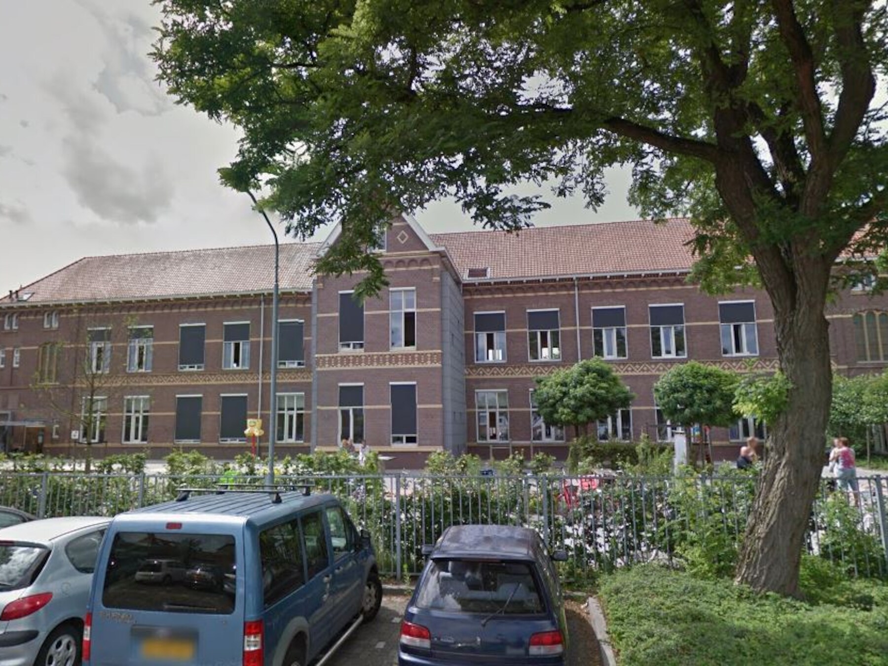 Vught wil op de speelplaats van basisschool De Springplank aan de St. Elisabethstraat een 'sobere' gymzaal bouwen.
