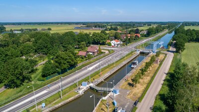 Deuren Sluis 13 Zuid-Willemsvaart defect: schepen moeten maandenlang omvaren