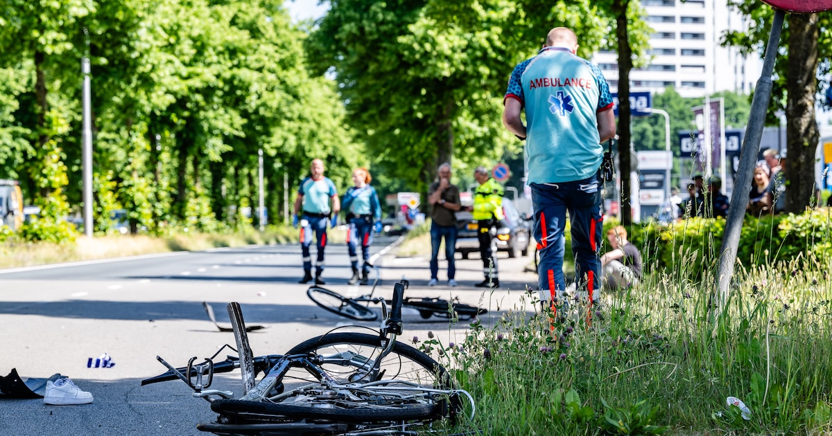 Op weg naar het ziekenhuis ziet moeder schoenen en fiets van haar dochter op straat liggen