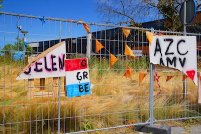 Protestborden van tegenstanders azc vernield bij geplande opvanglocatie in Engelen