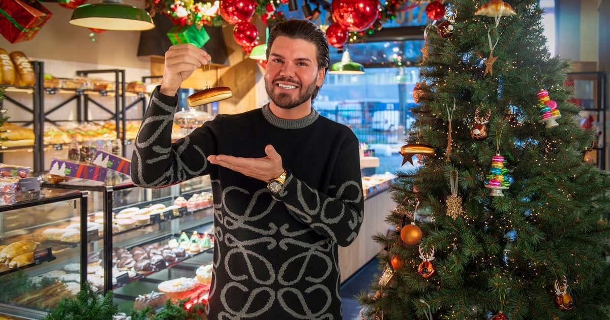 Roy Donders en Floor van Lieshout komen met een wòrstebrôojke voor in de kerstboom | Tilburg | BD.nl