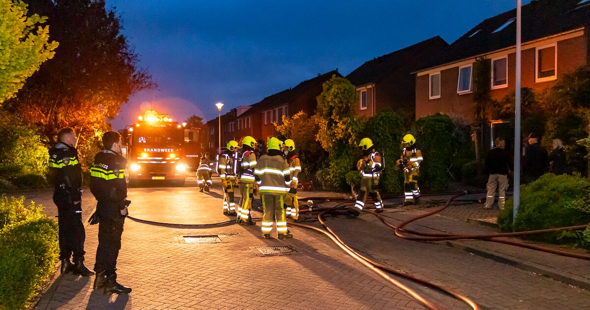 Brand in schuur achter woningen in Ammerzoden, ook asbest vrijgekomen