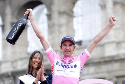 Veiling van shirt Denis Menchov, winnaar Giro d’Italia, in Vlijmen