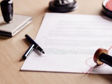 De man is overleden voor hun huwelijk, daardoor is de vrouw gewoon ‘de vriendin van’ en geen erfgename