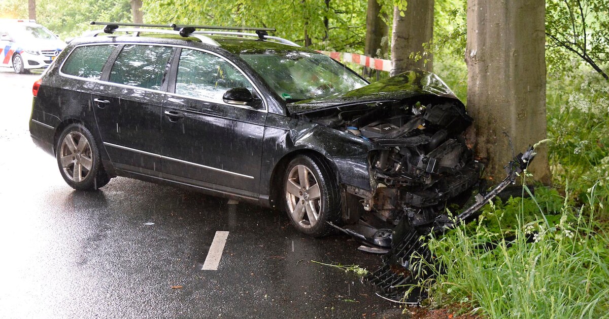 Weer vliegt automobilist uit bocht in Galder, voertuig komt tot stilstand tegen boom