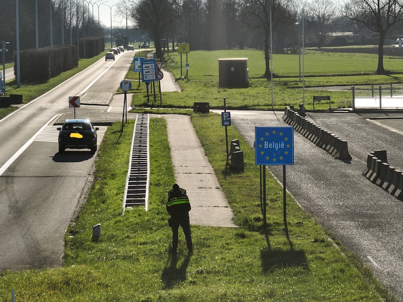 De politiedrone maakt beelden op de grens tussen Nispen en Espen. 