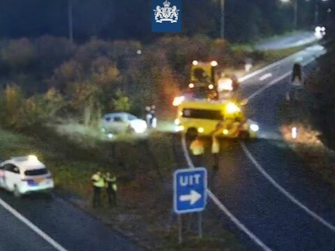 De auto belandde tussen de weg en de afrit in.