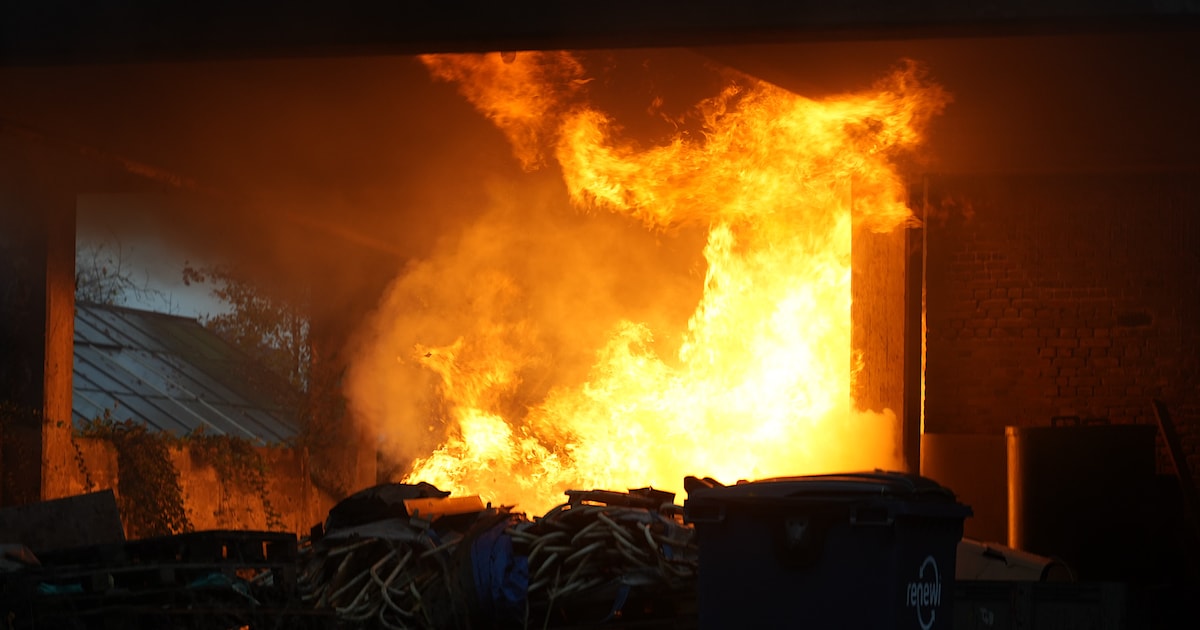 Felle brand in berg afval in Dongen, vuur snel onder controle | 112 nieuws Dongen