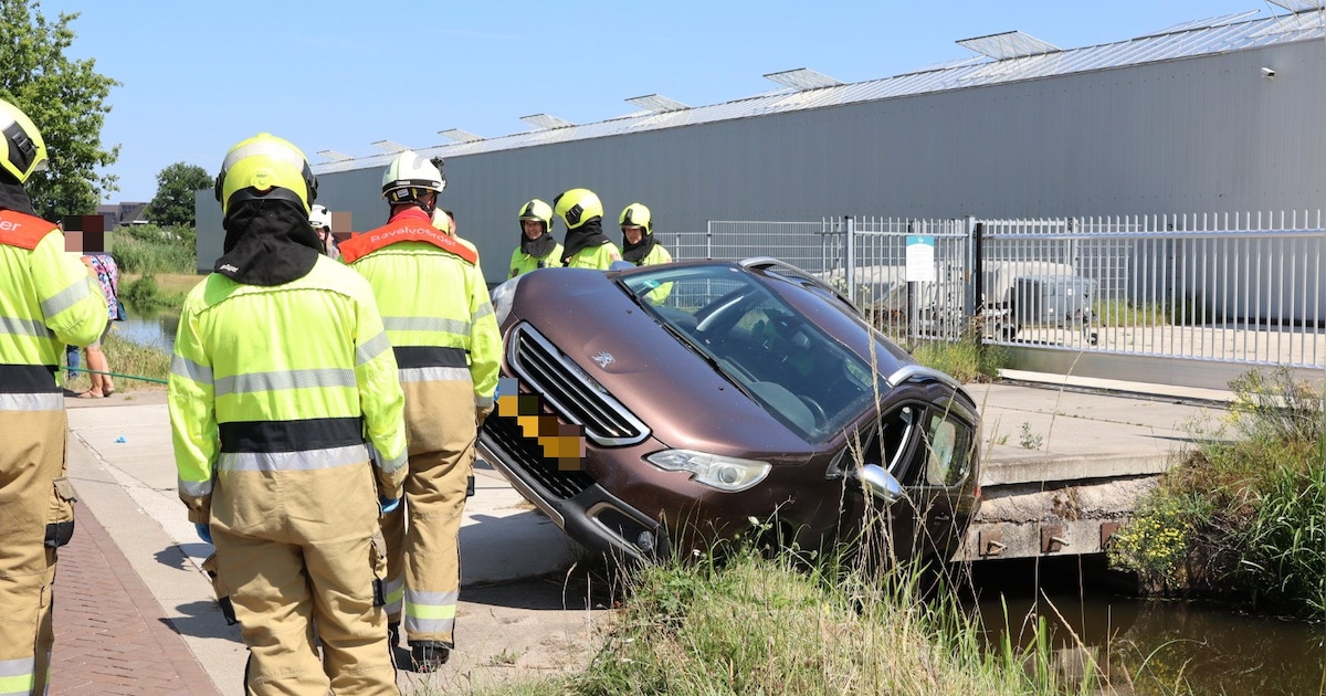 Auto neemt bocht te krap en belandt met zijkant in sloot in Vlijmen