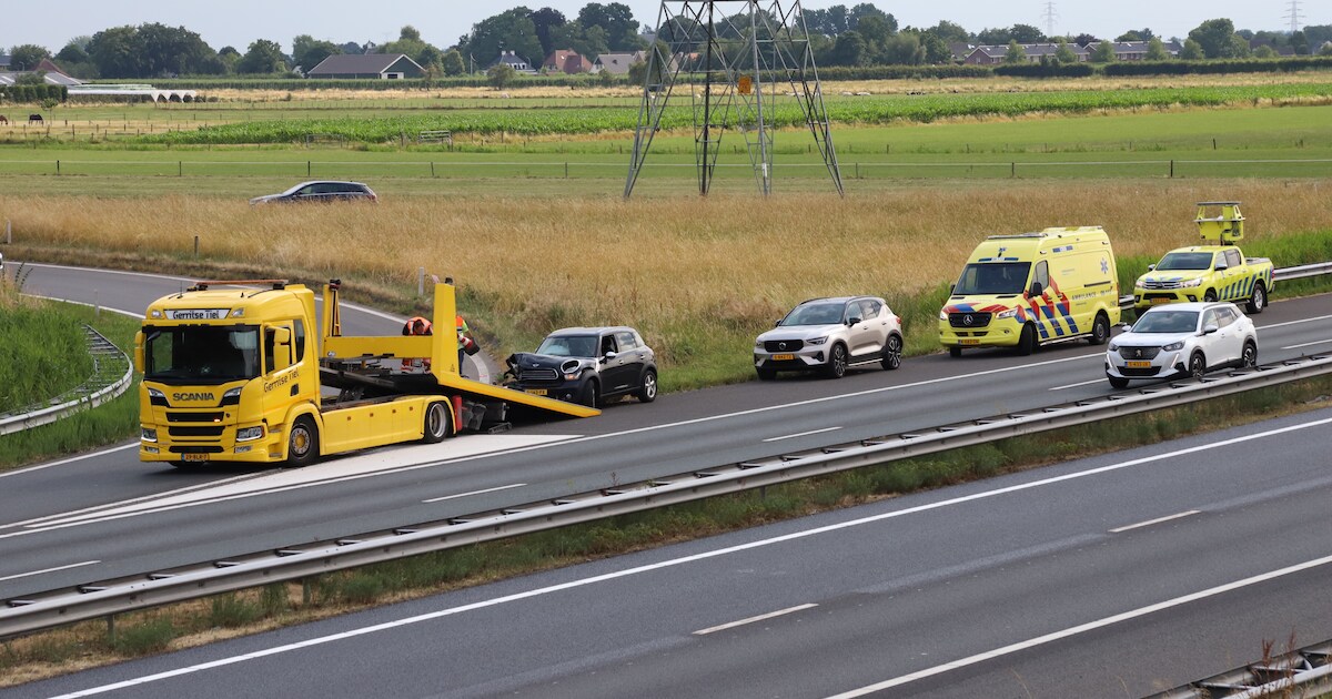Botsing op A15 bij afslag Tiel-West: één gewonde naar ziekenhuis | West Betuwe | BD.nl