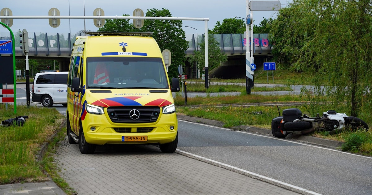 Fietser en motorrijder gewond na botsing op kruising in Heesch