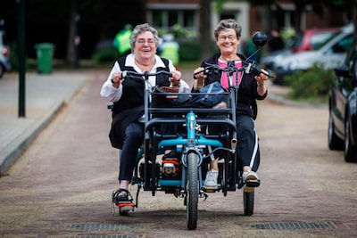 ‘In de zomer voel ik me vaak alleen’: eenzaamheid verdwijnt even tijdens fiets- en scootmobieltocht