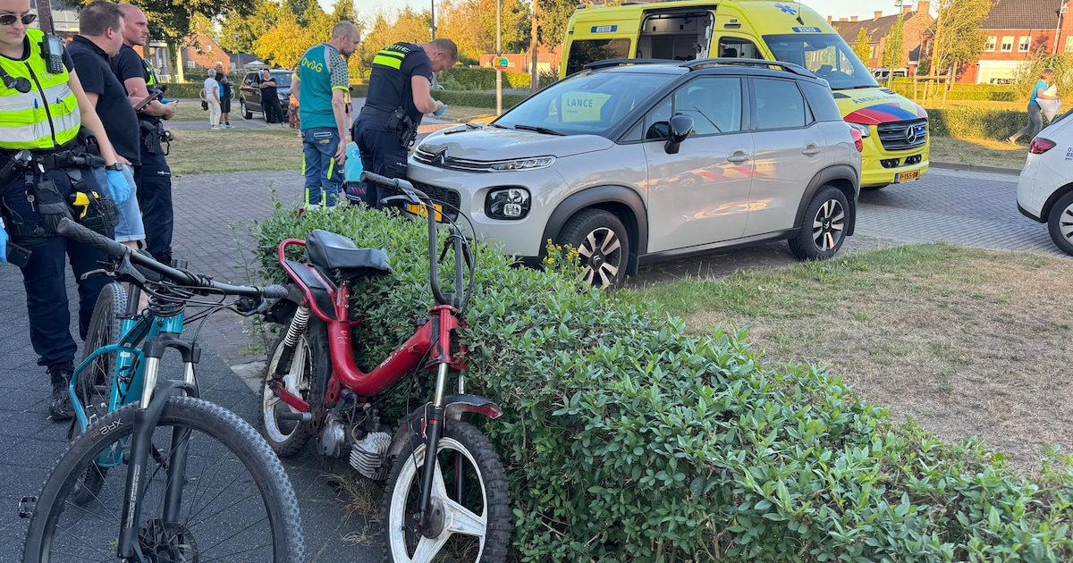 Jongen op crossbrommer zwaargewond door botsing met geparkeerde auto.