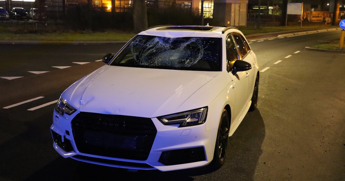 Fietser belandt op voorruit van auto bij aanrijding in Uden, moet gewond naar ziekenhuis