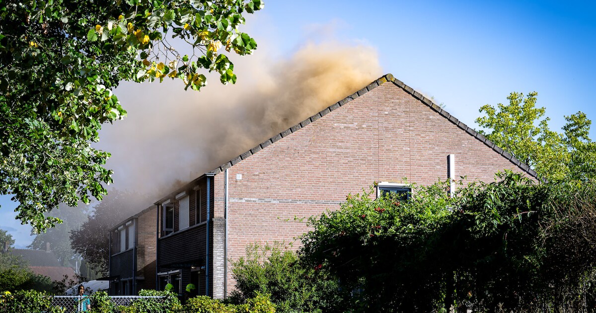 Politie zoekt bewoner van grote woningbrand in Oosterhout, mogelijk sprake van brandstichting