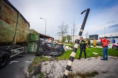 Vrachtwagen vol afval kantelt in Eindhoven: lange files door bergingswerkzaamheden