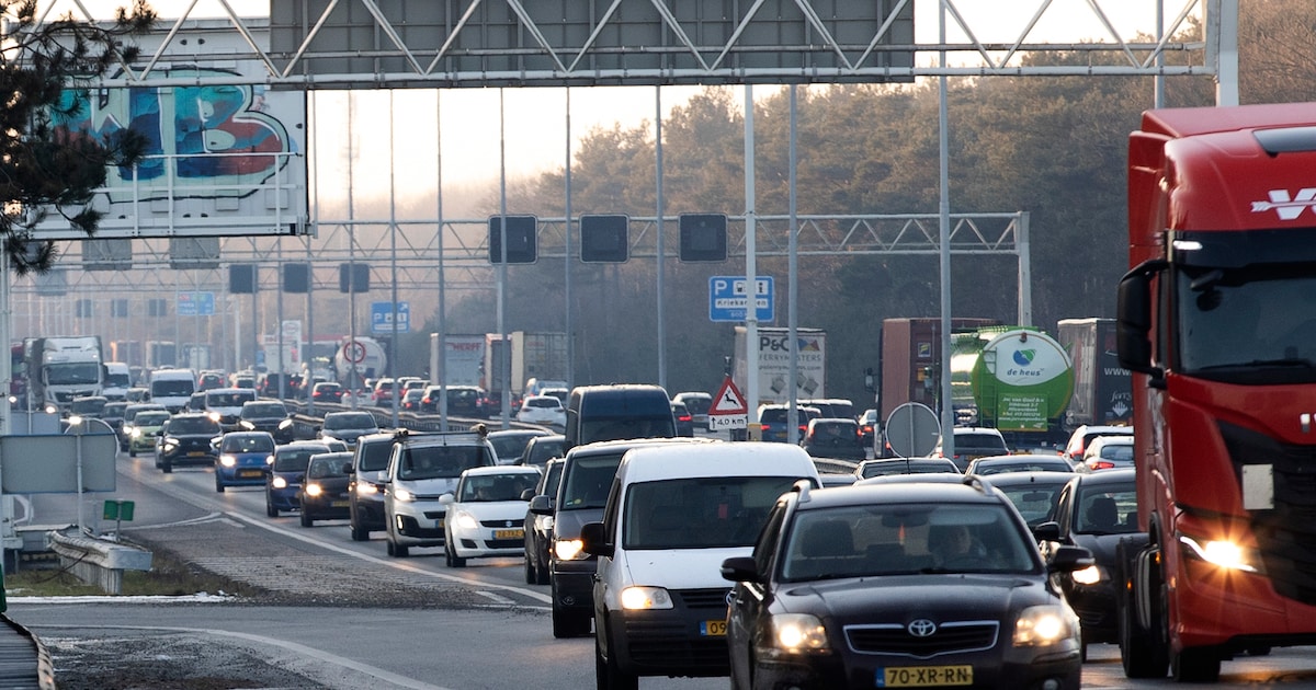 LIVE Files in Brabant | Vrachtwagen met varkens rijdt tegen vangrail op de A16 bij Breda • File van 