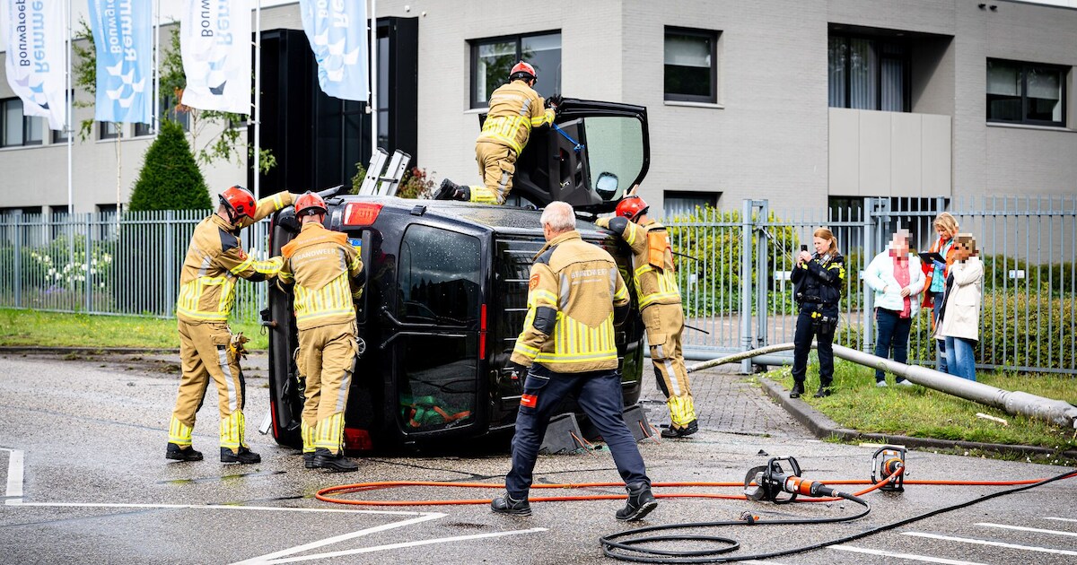 Bestelbus wordt gelanceerd en belandt op zijkant na botsing Tilburg.