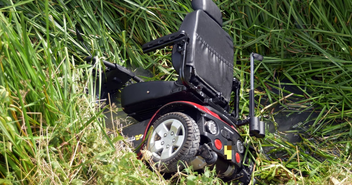 Man met scootmobiel belandt in de sloot in Velddriel: wandelaars schieten te hulp