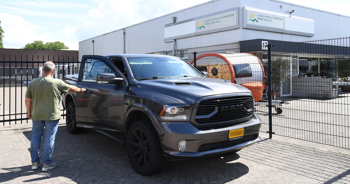 Een te grote auto? Dan mag je in dit dorp niet meer parkeren na 18.00 ...