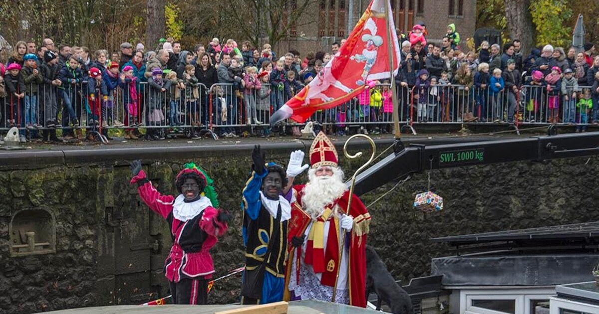 Sinterklaas komt met vrachtboot aan in Haghorst