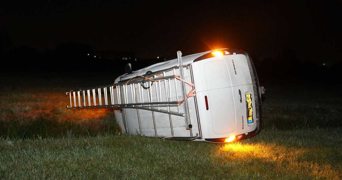 Bestelbusje belandt in de sloot in Herpt, van bestuurder ontbreekt elk spoor
