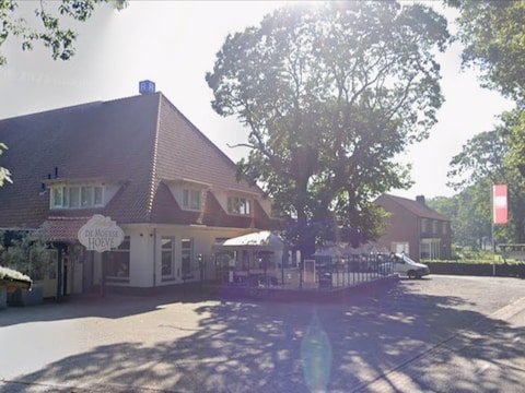 De Moerse Hoeve. Aan de rechterkant zijn het melkveebedrijf en de woning van de buren te zien.