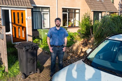 Frank (35) en Rob (71) offeren voortuin op om betaald parkeren te ontlopen: ‘Het is niet anders’