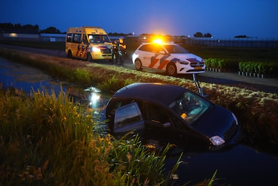 Man belandt met auto in sloot in Elshout, buurtbewoners horen plons en halen man uit voertuig