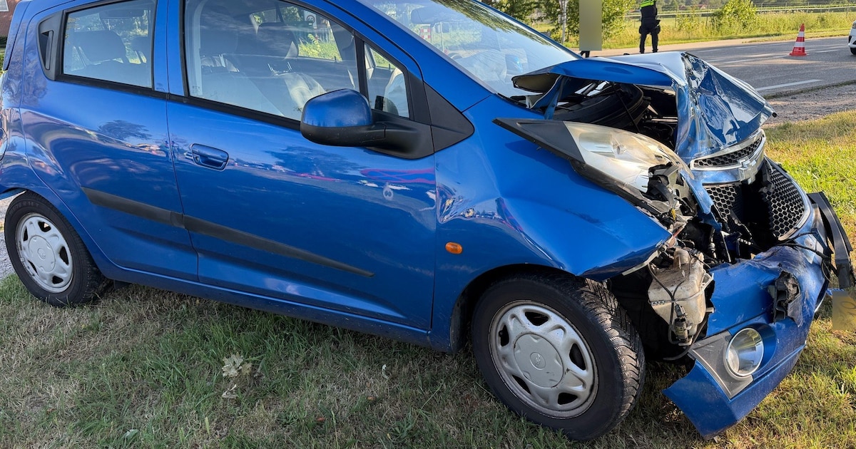 Kettingbotsing met vier auto’s op Nieuwedijk in Odiliapeel