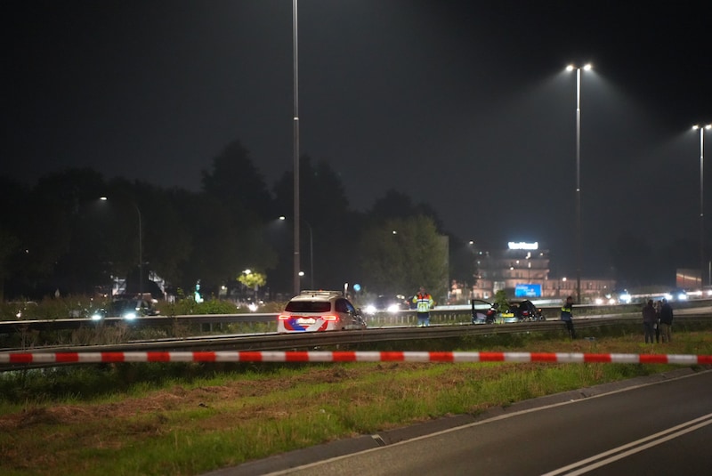 Vrouw steekt A59 over en overlijdt ter plekke. 
