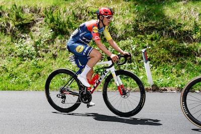 Lucinda Brand grijpt net naast ritzege in Giro d’Italia, roze Anna van der Breggen onderuit