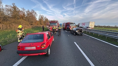 Botsing op de A59 bij Waspik zorgt voor forse schade aan voertuigen en vertraging richting Den Bosch