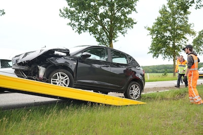 Auto botst tegen boom in Alphen, inzittende gewond naar ziek