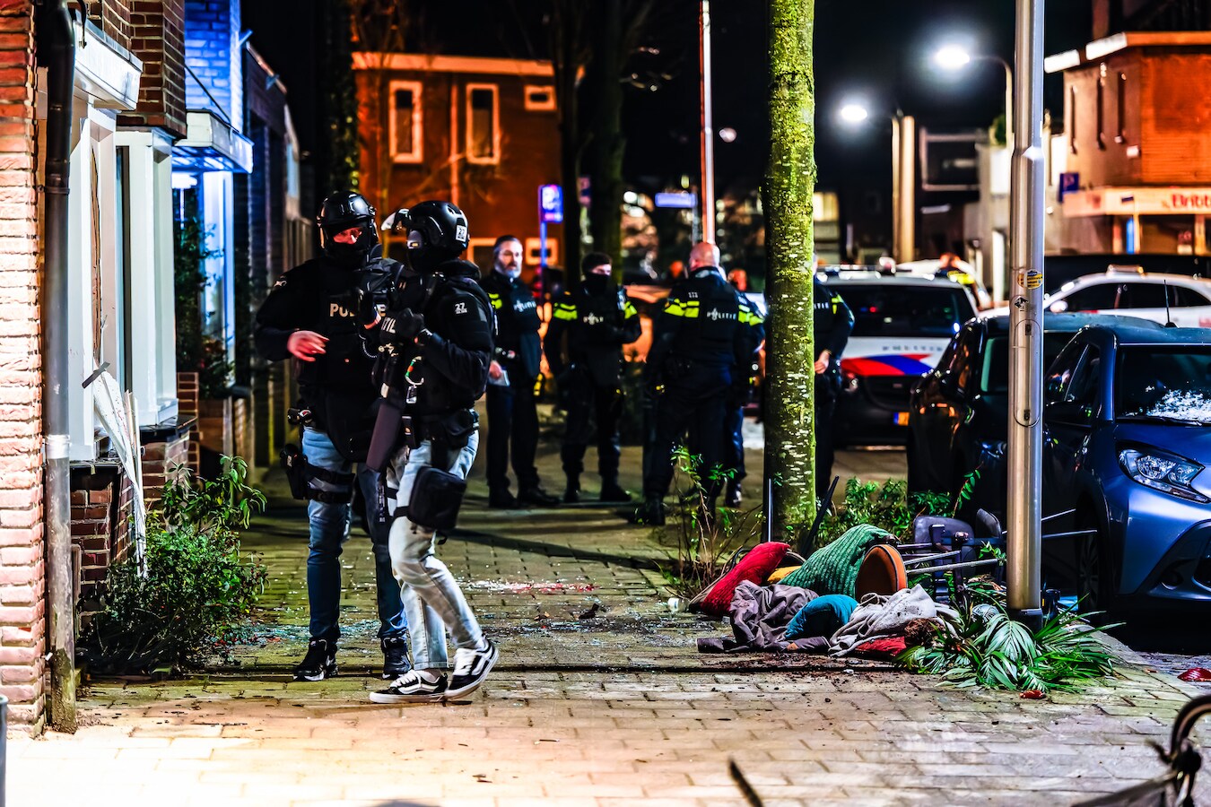 Onrust in Tilburgse wijk Broekhoven: man gooit van alles zijn woning ...