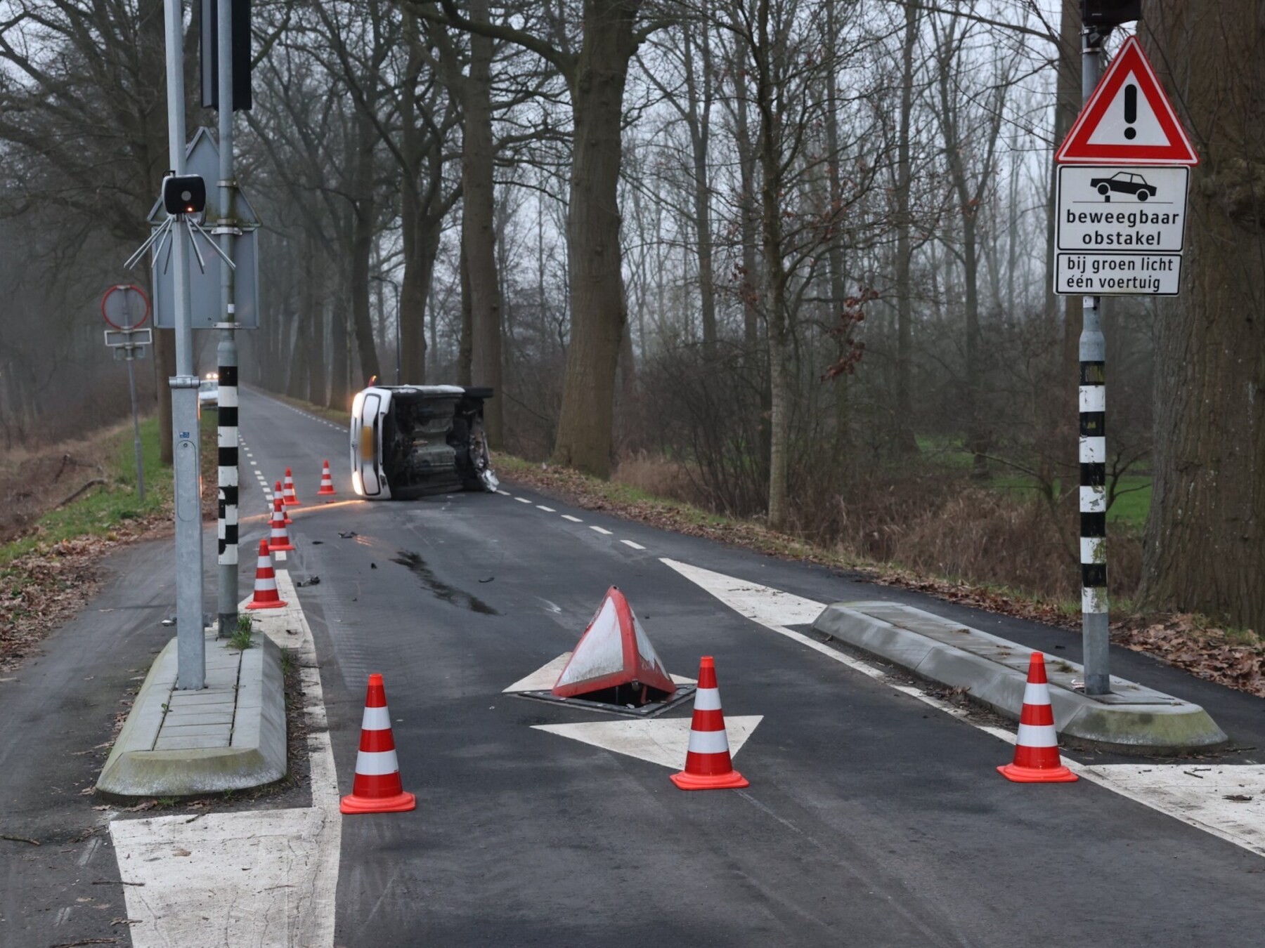 Auto gelanceerd door beweegbaar wegobstakel en belandt op zijn kant in Den Bosch, bestuurder aangehouden