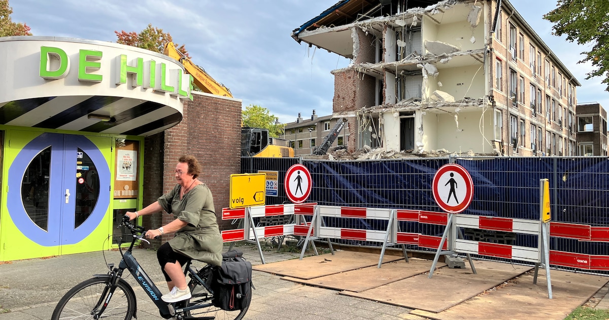 Terwijl de sloop van het oude pand al is begonnen, proberen ...