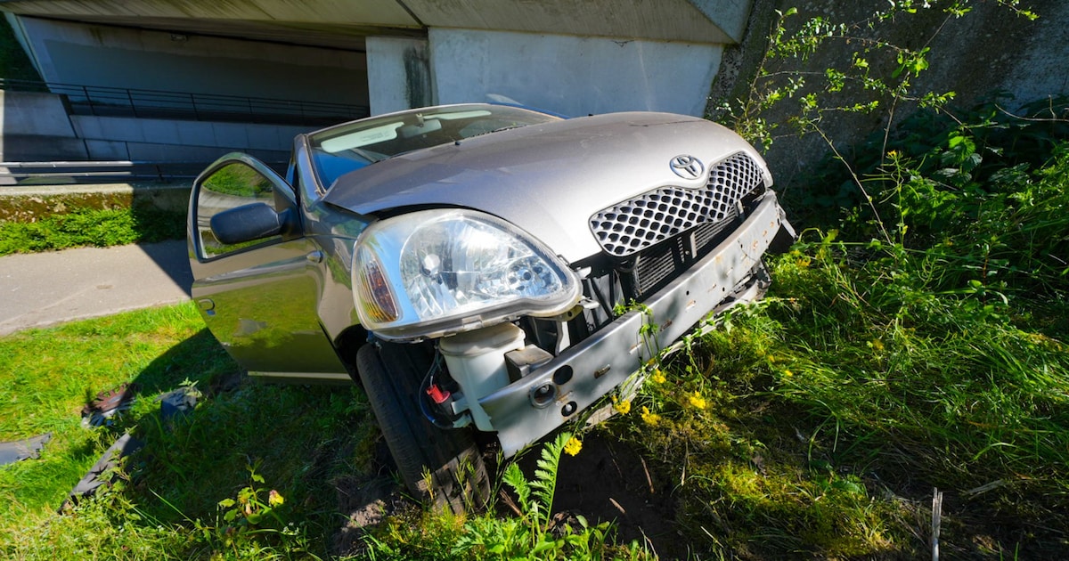 Auto vliegt van rotonde bij Geffen, bestuurder gewond naar ziekenhuis gebracht