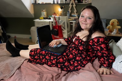 Lily (15) heeft dyslexie en schrijft fantasyboeken: ‘Ik begin gewoon te typen en zie het als een film’